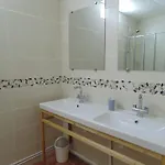 דירה 3 Bedroom Modern In Historic Building Overlooking River Herault אגדה