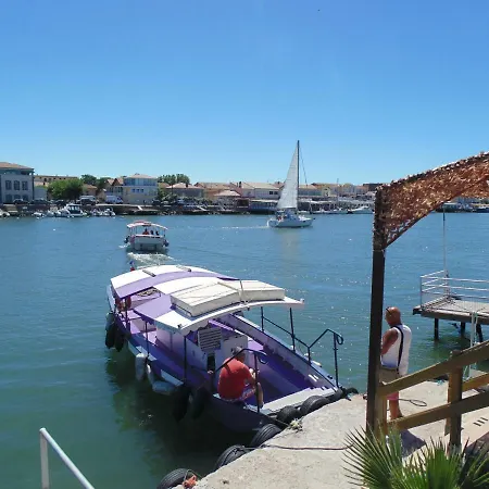 Apartament 3 Bedroom Modern In Historic Building Overlooking River Herault